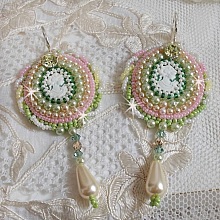 BO Anisse brod&eacute;es avec cabochons en r&eacute;sine repr&eacute;sentant un portrait de femme et des roses. S&rsquo;ajoute des cristaux, gouttes, perles et rocailles. Mont&eacute;s sur dormeuses Argent 925/1000. Style Victorien !